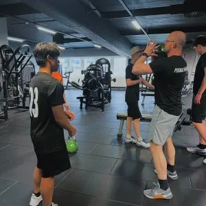 Ulf Berg coachar en klient i kettlebell-övning i gymmet – personlig träning i Örnsköldsvik