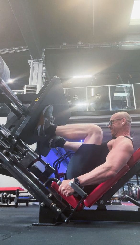 Ulf Berg tränar benpress på gym – personlig träning i Örnsköldsvik