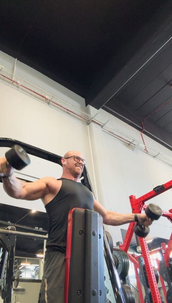 Ulf Berg tränar axelpress med hantlar på gym – personlig träning i Örnsköldsvik