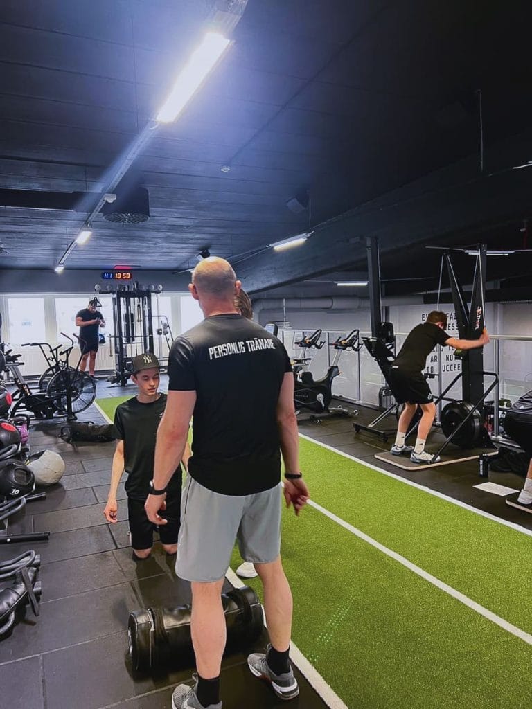 Ulf Berg coachar en klient under styrketräning i gymmet – personlig träning i Örnsköldsvik