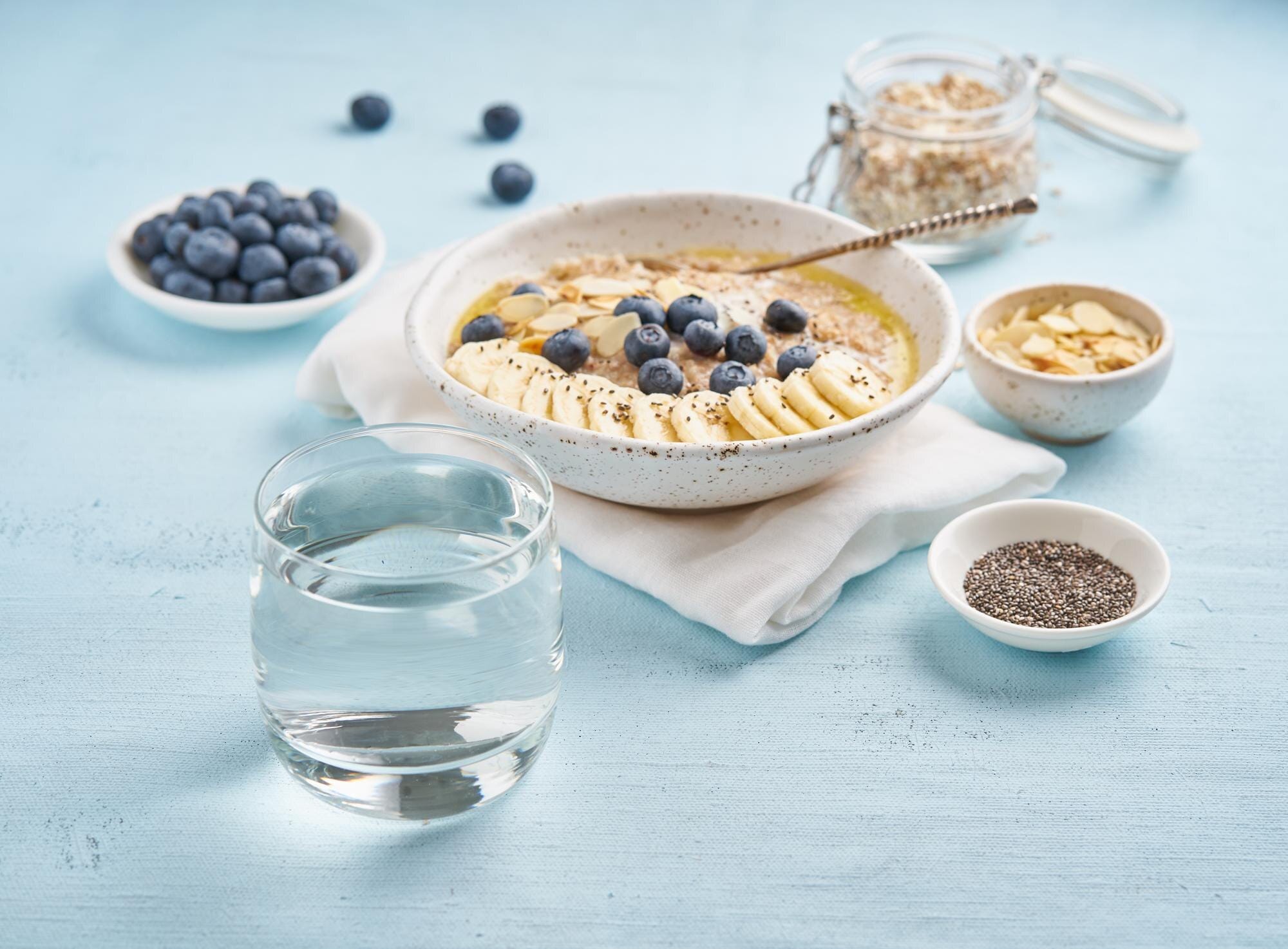 Hälsosam frukostbowl med havregrynsgröt, blåbär, banan och chiafrön